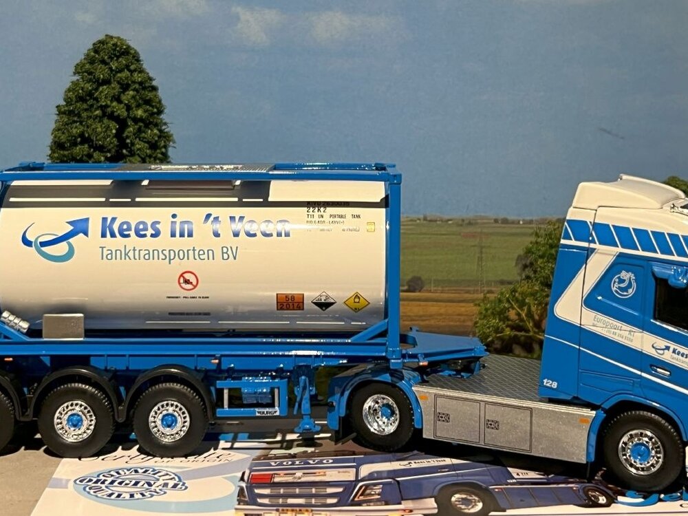 Tekno Tekno Volvo FH04 Globetrotter met  kort tankcontainer chassis Kees in 't Veen