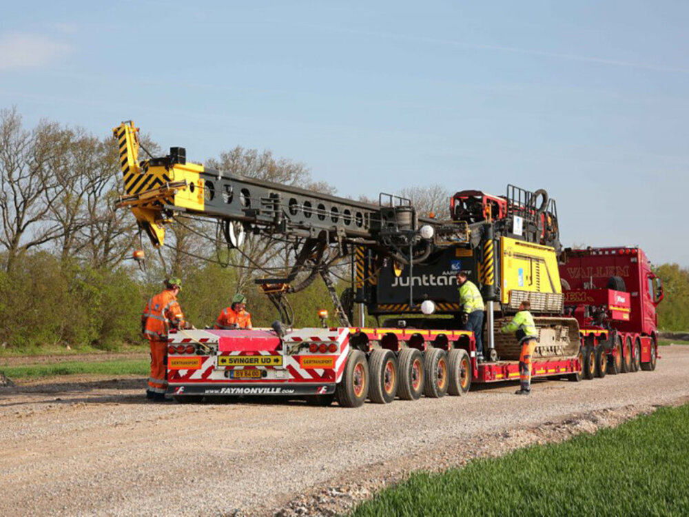 WSI WSI  Volvo FH5 Glob. XL 8x4 + 5 axle lowloader + 3 axle dolly VALLEM