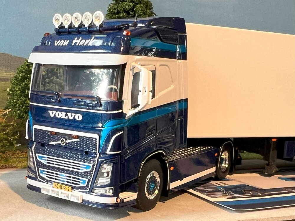 WSI WSI Volvo FH4 Glob. 4x2 met 3-as koeloplegger VAN HERK