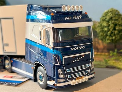 WSI WSI Volvo FH4 Glob. 4x2 met 3-as koeloplegger VAN HERK