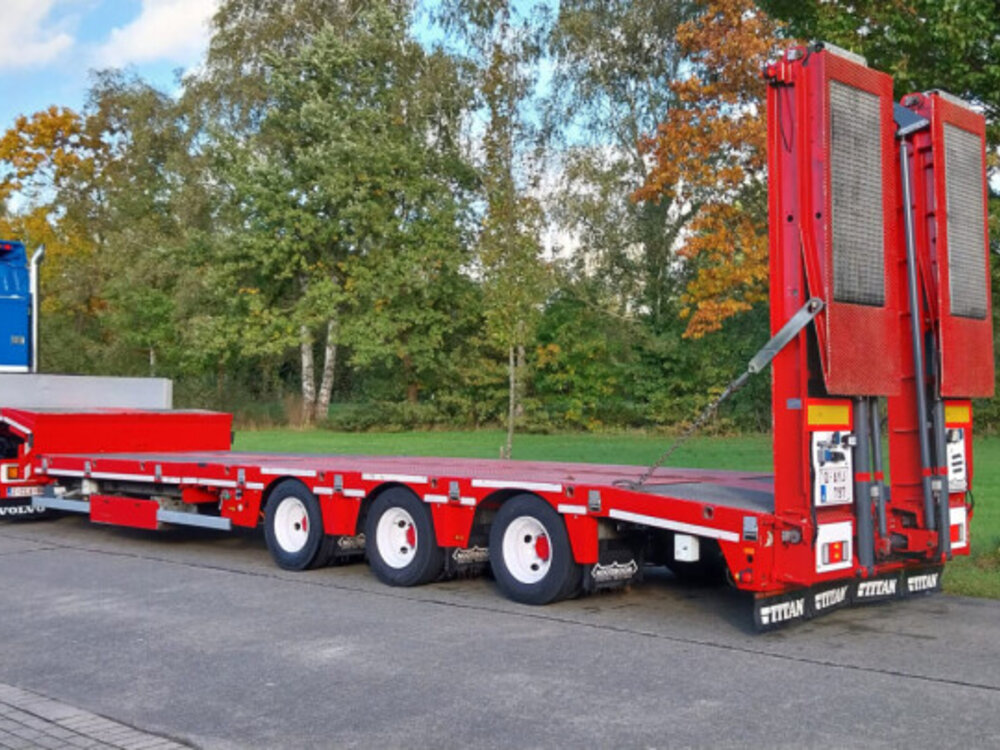 WSI WSI Volvo FH5 Globetrotter 6x2 + 3 axle  low loader with ramps  PWT