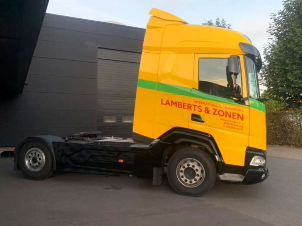 Tekno Tekno DAF XF 4x2 met 3-as schuifzeilentrailer LAMBERTS