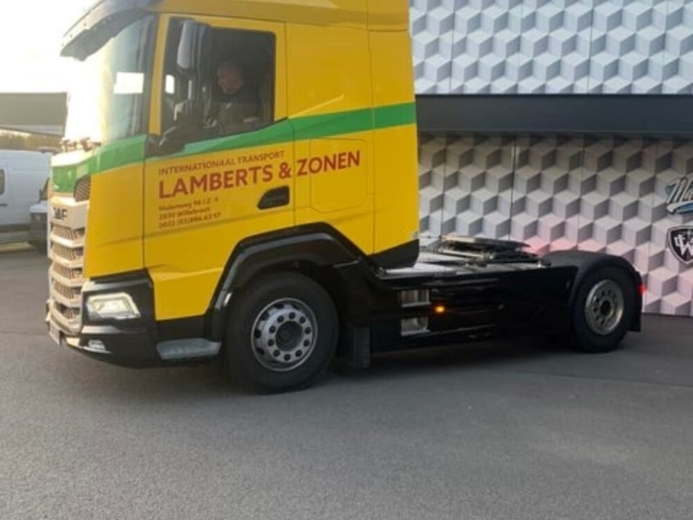 Tekno Tekno DAF XF 4x2 met 3-as schuifzeilentrailer LAMBERTS