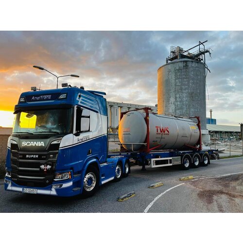 Tekno Tekno Scania Next Gen R-serie Highline with swap tank container ANELTRANS