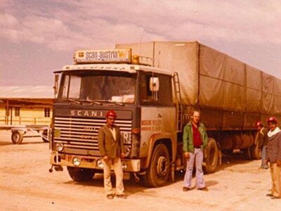 Tekno Tekno Scania 140 4x2 met klassieke huiftrailer MOGENS NIELSEN