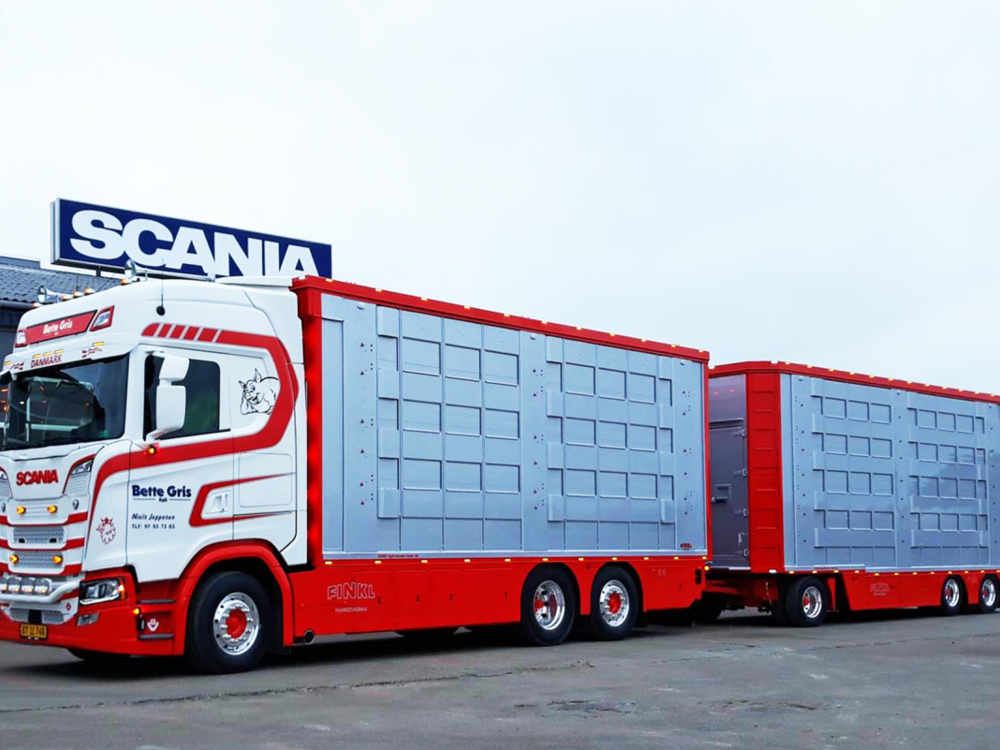 IMC IMC Scania S High roof boxed truck met 3-as veetrailer BETTE GRIS
