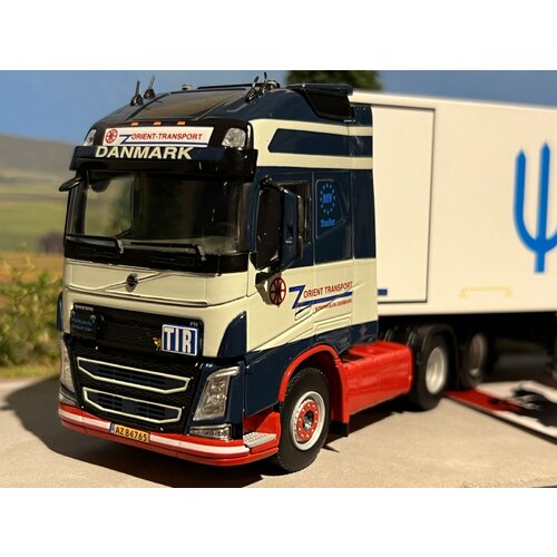 WSI WSI Volvo FH3 Globetrotter XL 6x2 met 3-as koeloplegger ORIENT Transport WSI WSI Volvo FH3 Globetrotter XL 6x2 met 3-as koeloplegger ORIENT Transport
