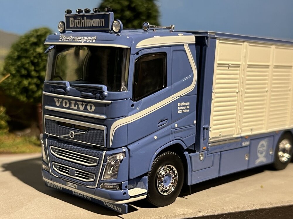 Tekno Volvo FH04 rigid truck with resin - lifestock trailer Brühlmann