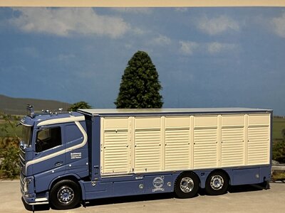 Tekno Volvo FH04 rigid truck with resin - lifestock trailer Brühlmann