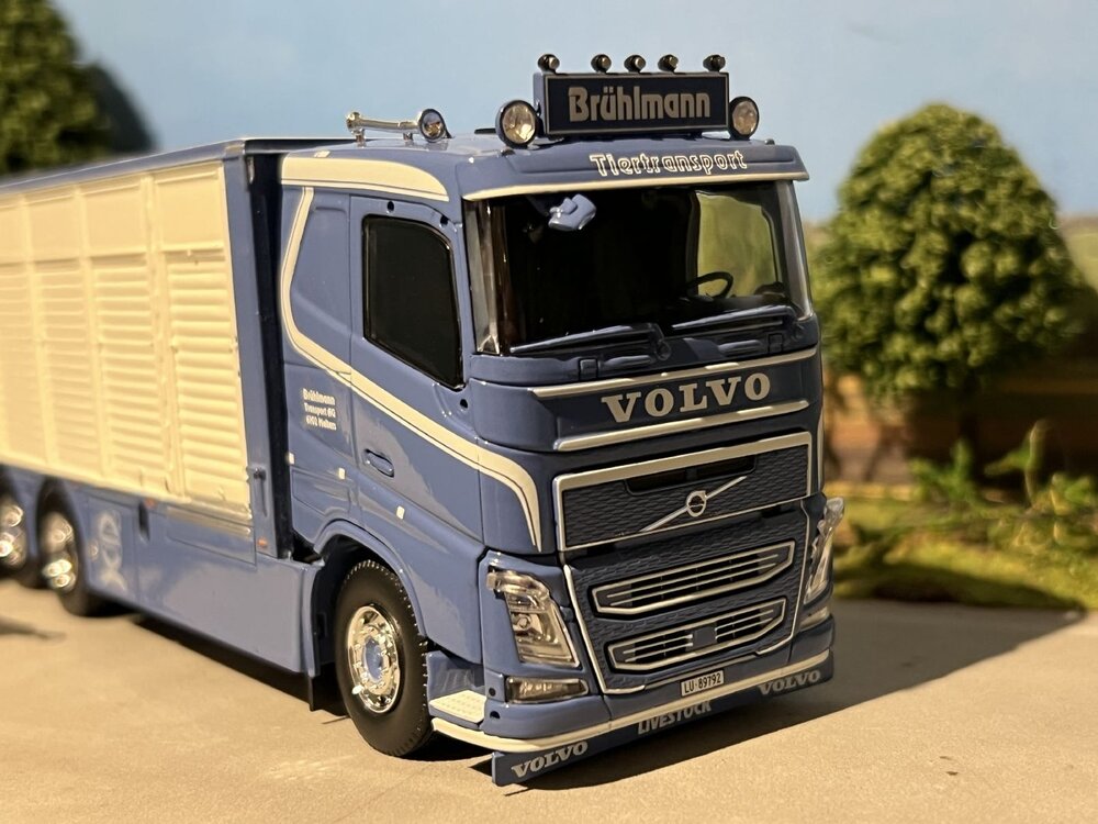 Tekno Tekno Volvo FH04 motorwagen met resin vee-opbouw Brühlmann