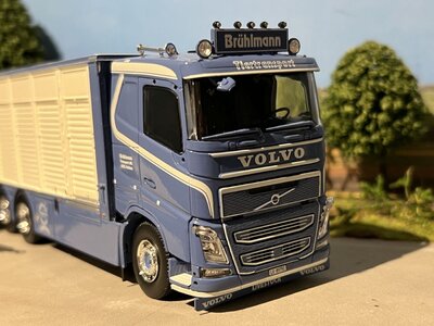 Tekno Volvo FH04 rigid truck with resin - lifestock trailer Brühlmann