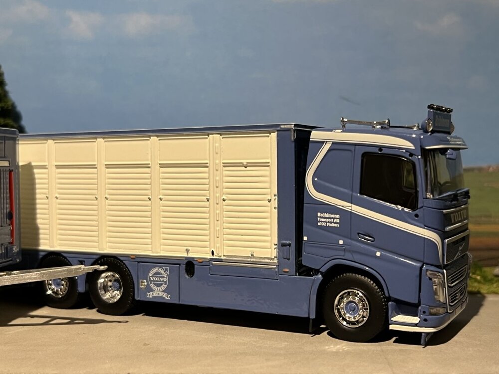 Tekno Volvo FH04 motorwagen met resin vee-opbouw Brühlmann