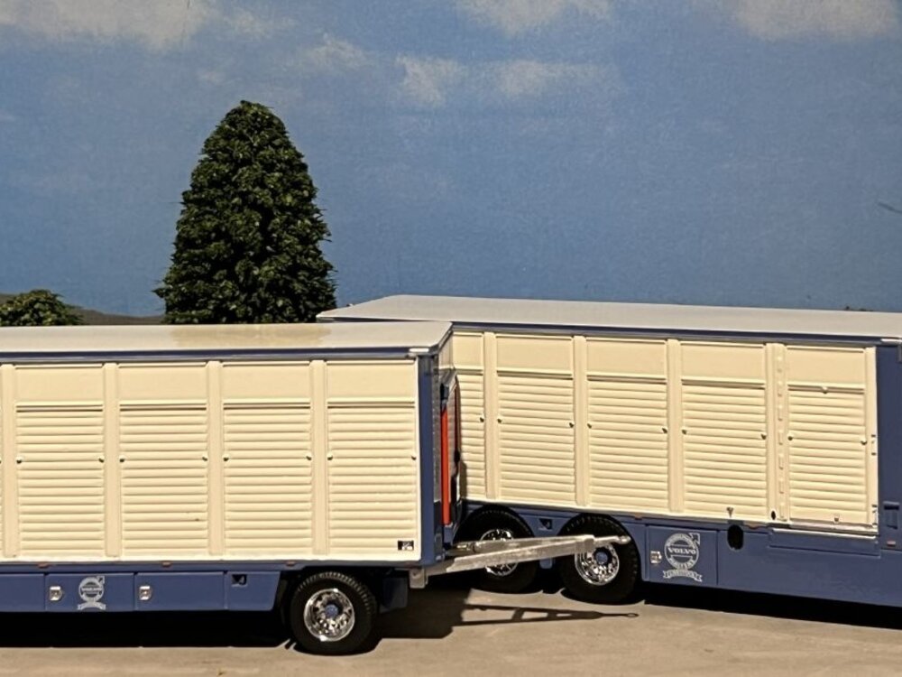 Tekno Volvo FH04 rigid truck with resin - lifestock trailer Brühlmann