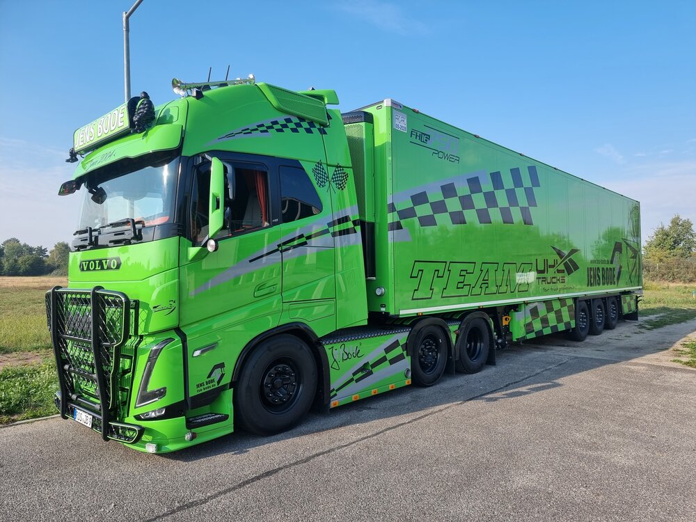 Tekno Tekno Volvo FH05 Globetrotter XL with 3-axle reefer trailer JENS BODE