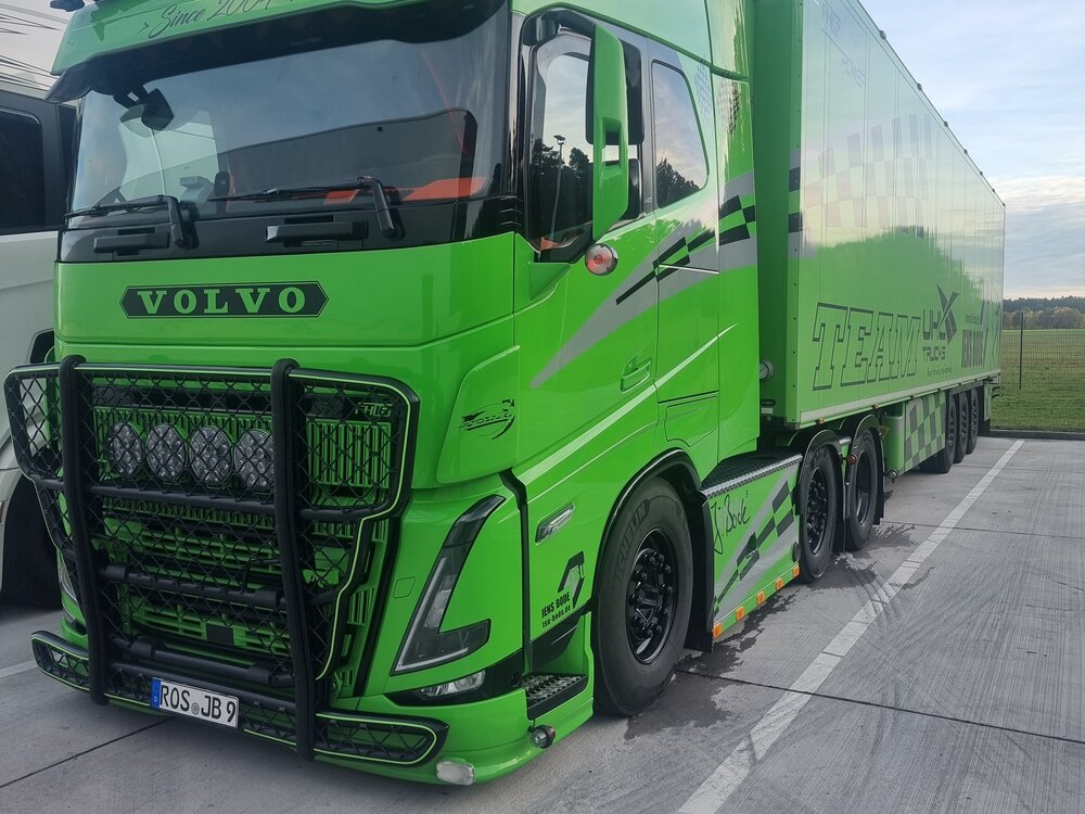 Tekno Tekno Volvo FH05 Globetrotter XL met 3-assige koeloplegger JENS BODE