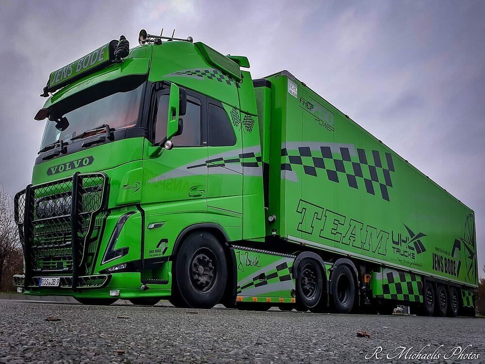 Tekno Tekno Volvo FH05 Globetrotter XL with 3-axle reefer trailer JENS BODE