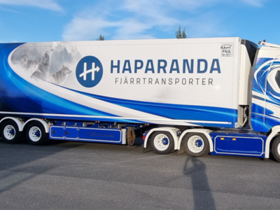 WSI WSI Scania S Highline 6x2 + 3-axle reefer trailer HAPARANDA FJÄRRTRANSPORT