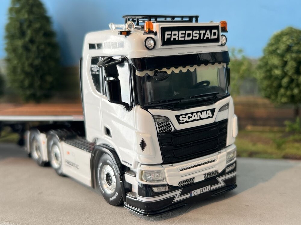 WSI WSI Scania R Normal 6x2 met 3-as flatbed oplegger FREDSTAD