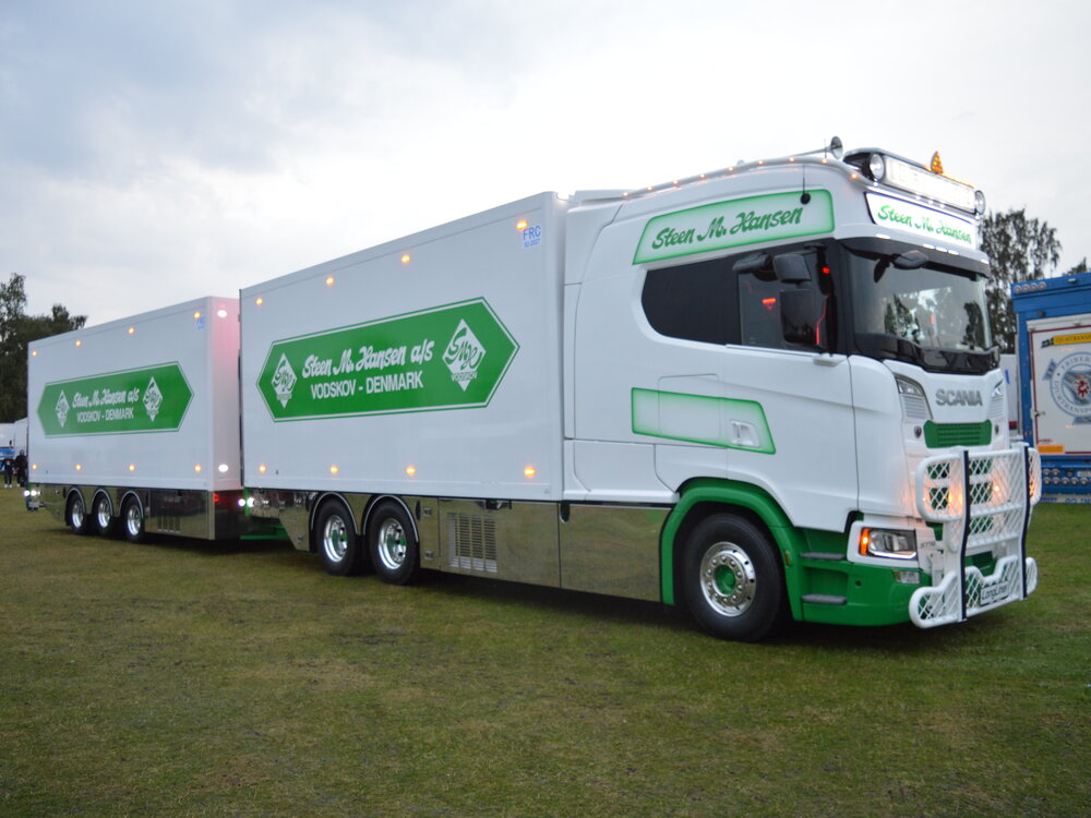 Tekno Tekno Scania Next Gen  Longline rigid truck with 3-axle trailer STEEN HANSEN