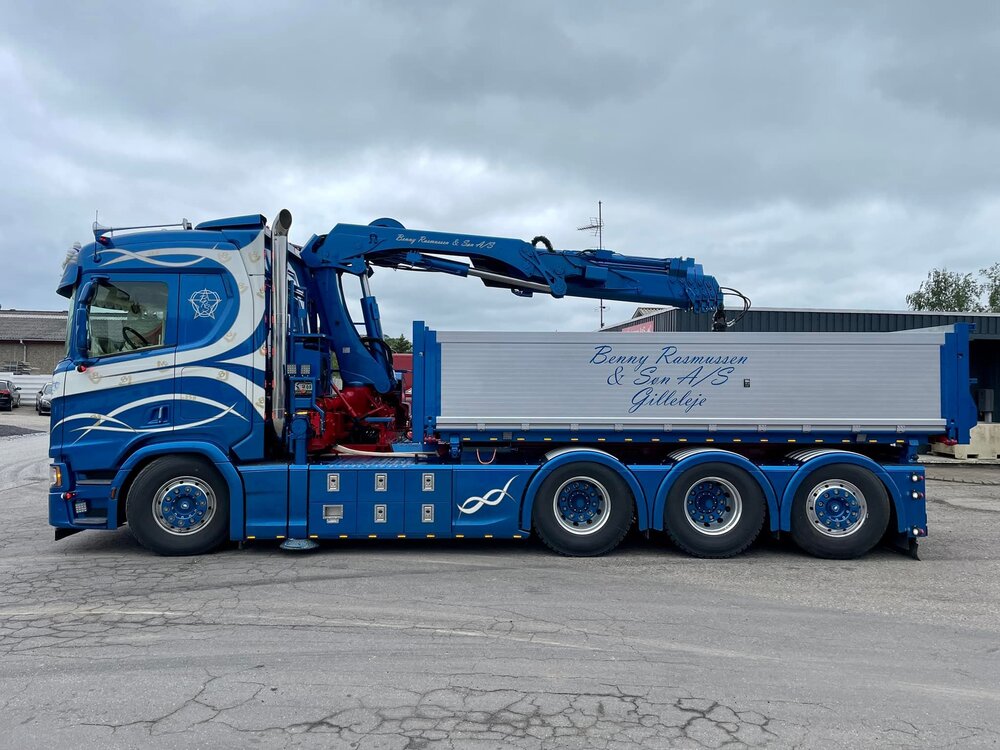 Tekno Tekno Scania R-serie Highline motorwagen met HMF kraan MORTEN RASMUSSEN