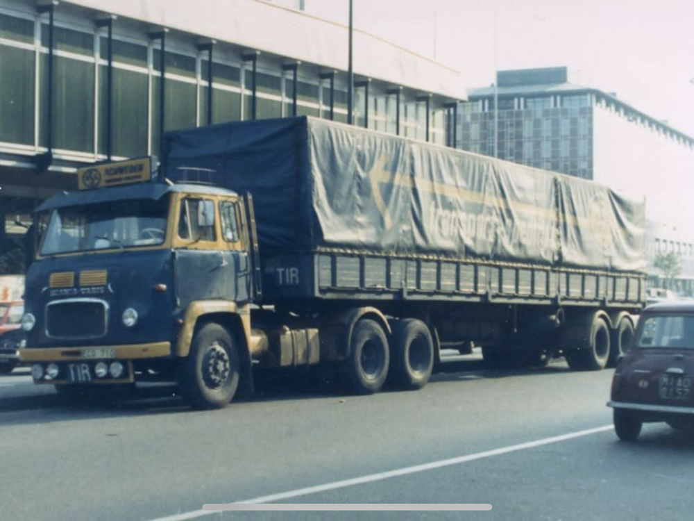 Tekno Tekno Scania Vabis met Zweedse klassieke schuifzeilentrailer ASG