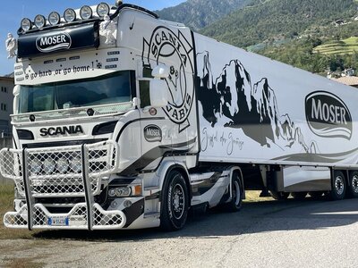 Tekno Tekno Scania R-serie Streamline Topline met 3-assige koeloplegger MOSER