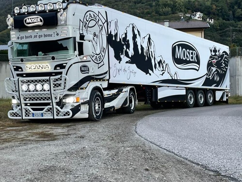 Tekno Tekno Scania R-serie Streamline Topline met 3-assige koeloplegger MOSER