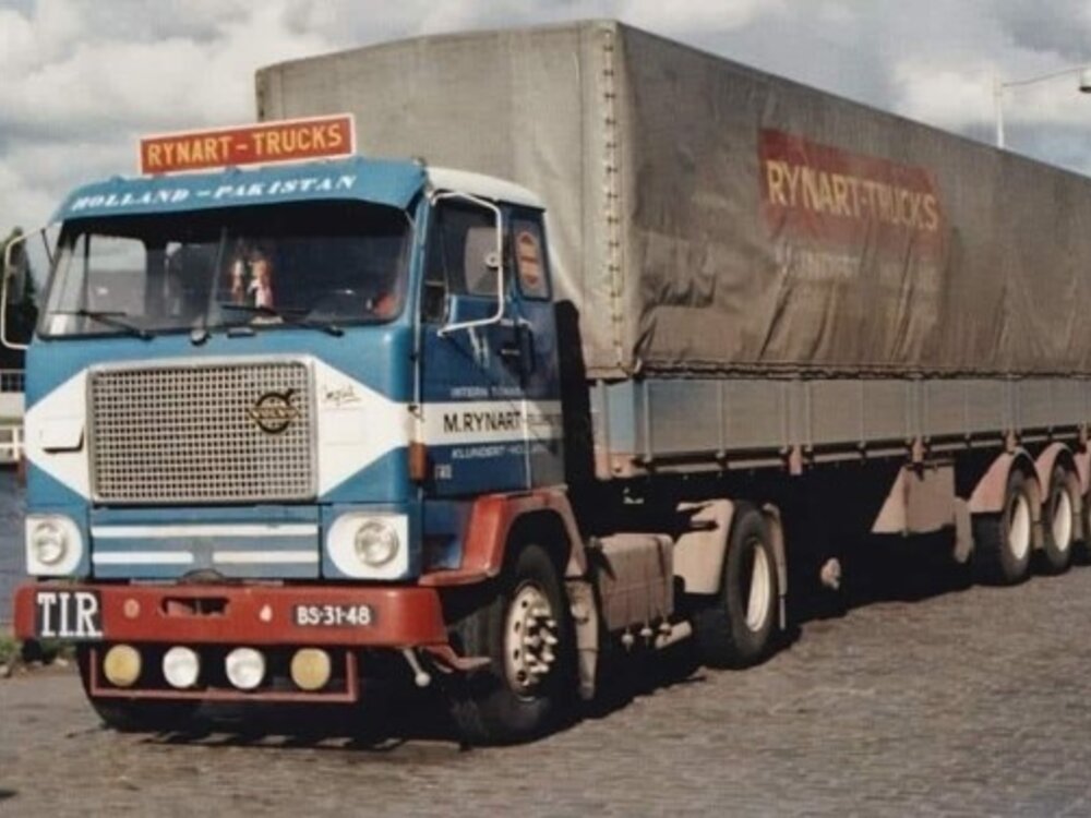 Tekno Tekno Volvo F88 4x2  with classic covered trailer RYNART