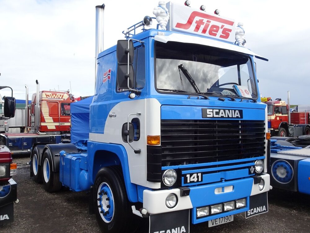 Tekno Tekno Scania 141 6x2 sleepas trekker STIES