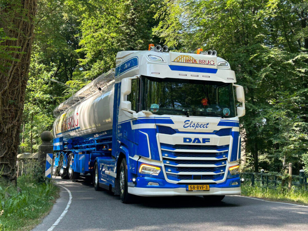 WSI WSI DAF XF SH 4x2 met 3-as veevoer bulk trailer VAN DE BRUG ELSPEET