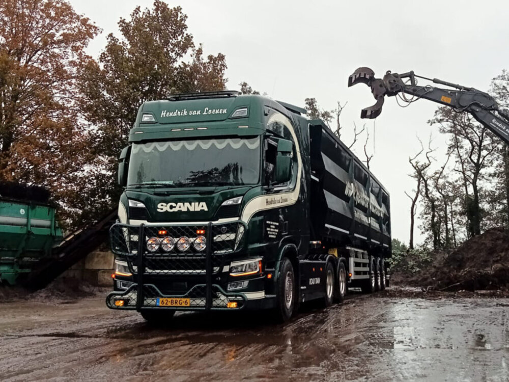 WSI WSI Scania R Highline 6x2 + 3-as volume tipper HENDRIK VAN LOENEN