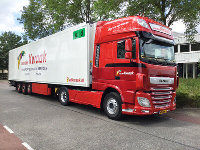 WSI WSI DAF XF Super Space Cab 4x2 met 3-as koeloplegger VAN DER KWAAK