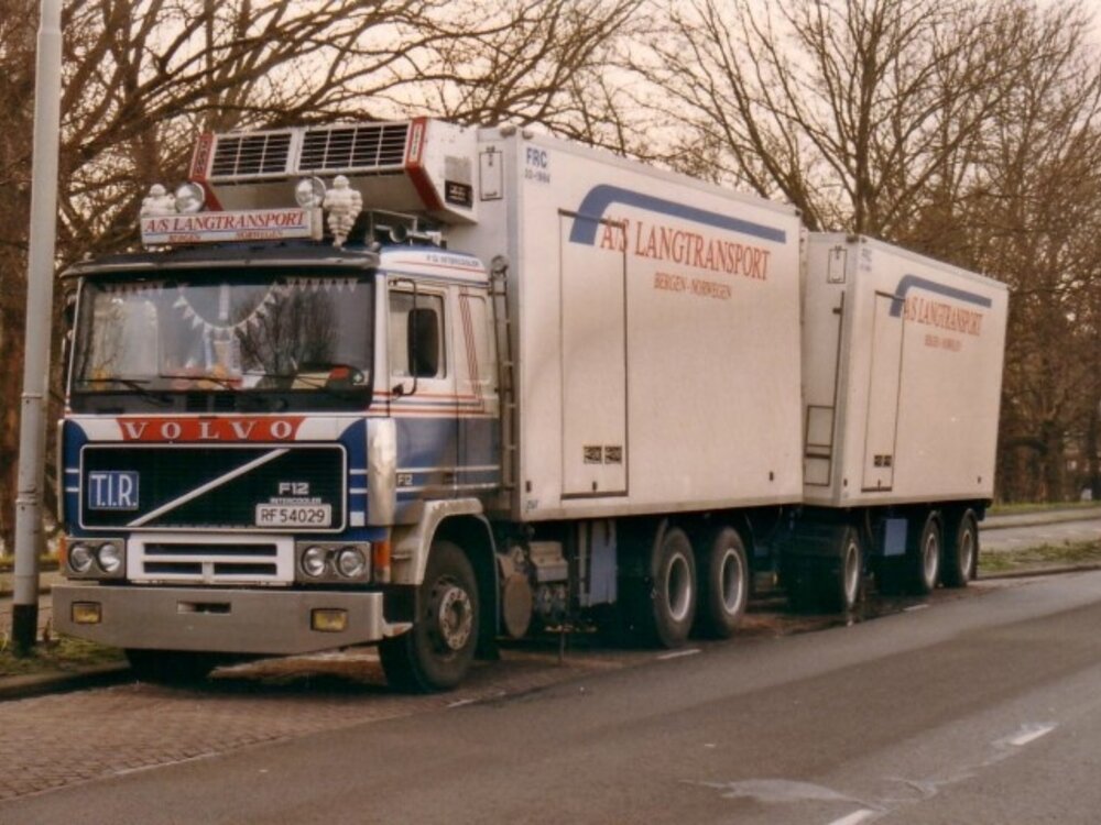 Tekno Volvo F12 motorwagen met aanhanger Lang Transport