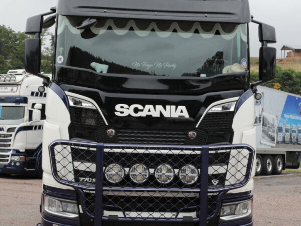 WSI WSI Scania S Highline 6x2 met 3-as koeloplegger F.L.T.