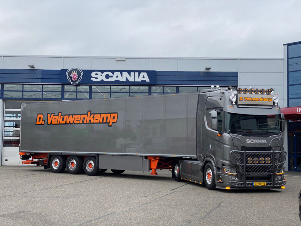 WSI WSI Scania S Highline 4x2 + 3-as koeloplegger D.VELUWENKAMP INT. TRANSPORT B.V.