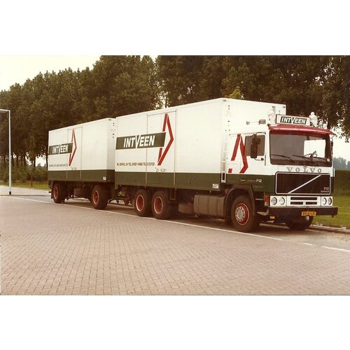 Tekno Tekno Volvo F12 rigid truck with 3-axle reefer trailer INTVEEN