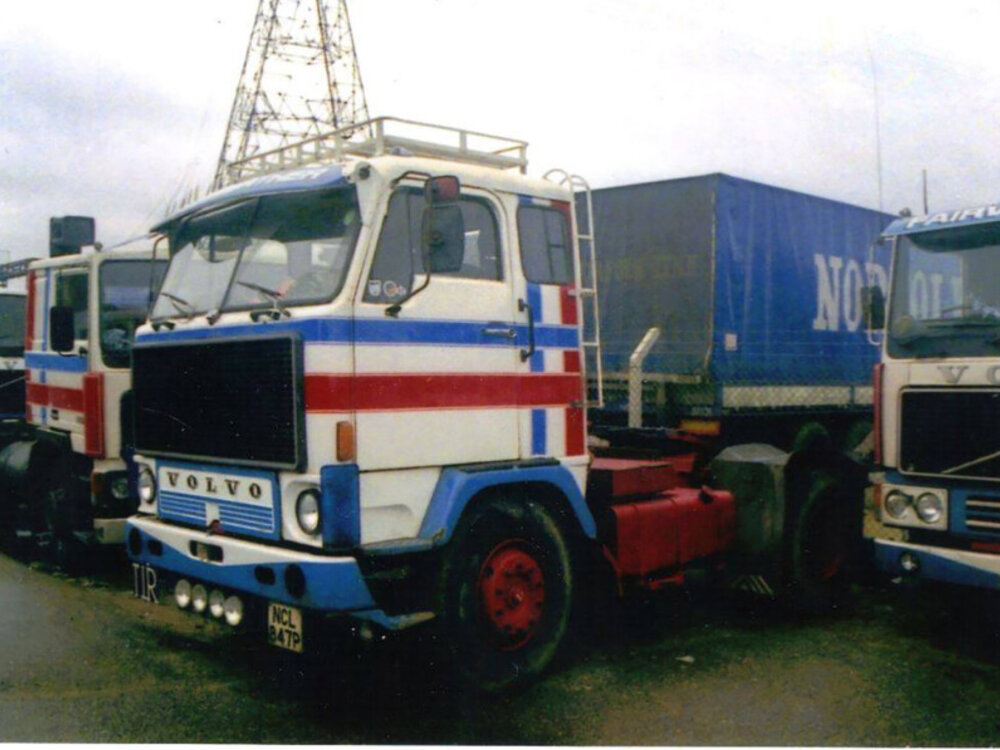 WSI WSI Volvo F89 4x2 met classic 3-as zeilenoplegger FAIRWEATHER