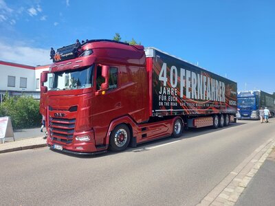 Tekno Tekno DAF XG+ met 3-assige schuifzeilenoplegger FERNFAHRER 40 JAHRE