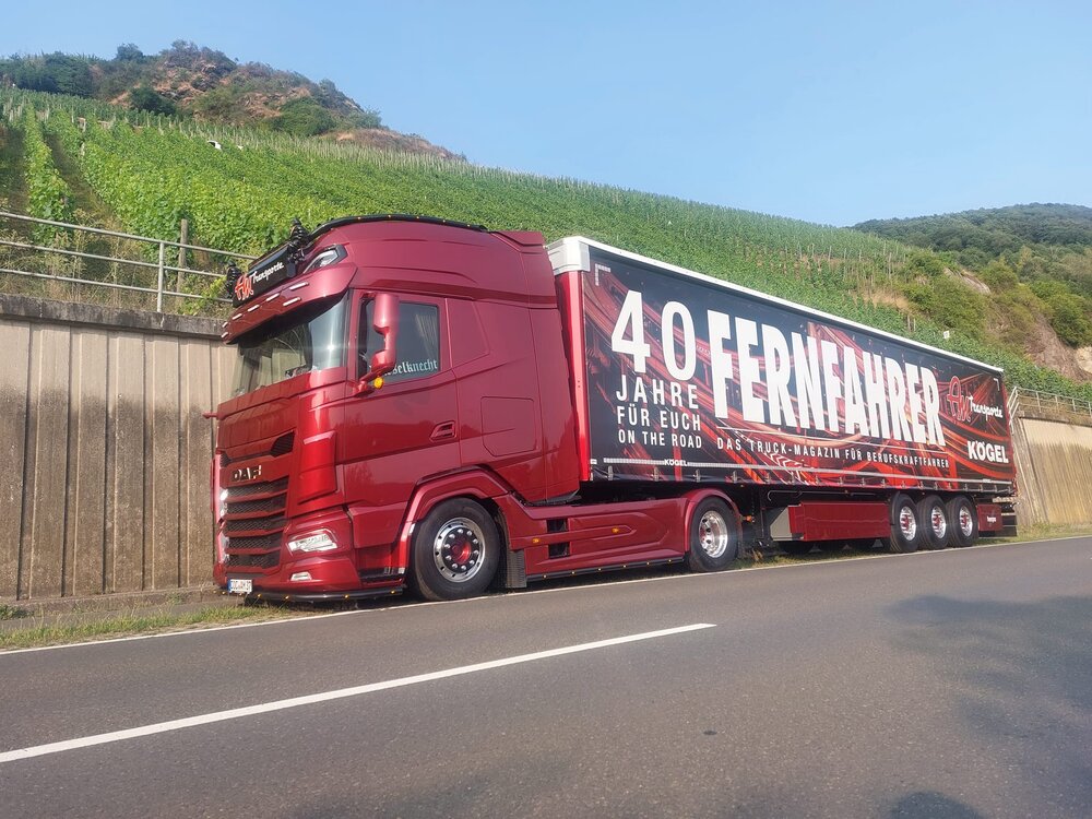 Tekno Tekno Daf XG+ with 3-axle curtainside trailer FERNFAHRER 40 JAHRE