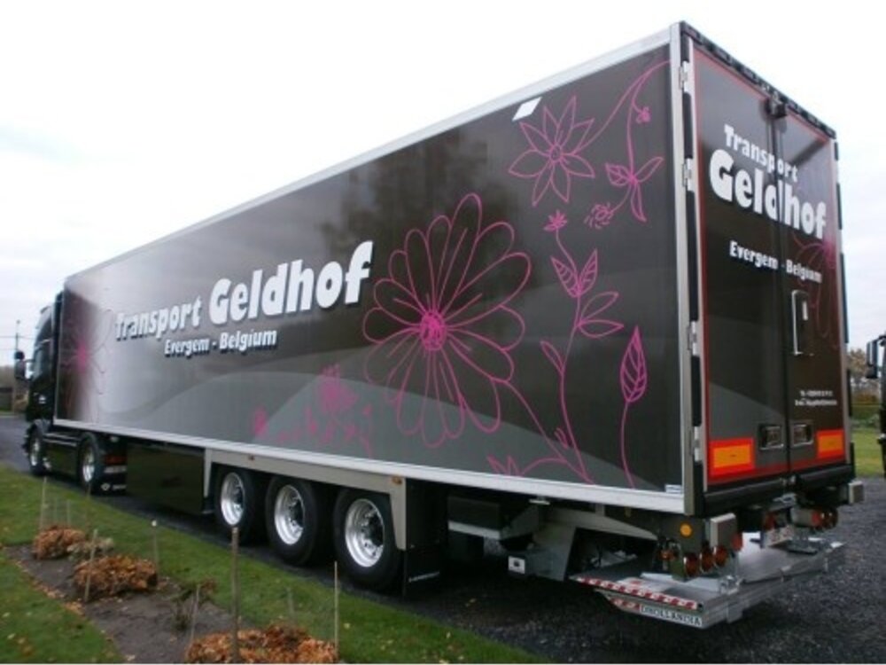 Tekno Tekno Scania R streamline Topline with 3-axle reefer trailer Geldhof Transport (Crown edition) - Copy