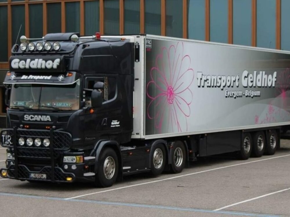 Tekno Tekno Scania R streamline Topline with 3-axle reefer trailer Geldhof Transport (Crown edition) - Copy