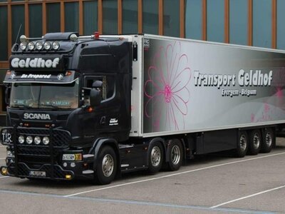 Tekno Tekno Scania R streamline Topline met 3-as koeloplegger Geldhof Transport (Crown edition)