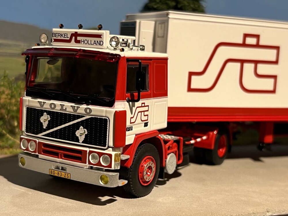 WSI WSI Volvo F12  4x2 met 3-as classic koeloplegger STRAVER