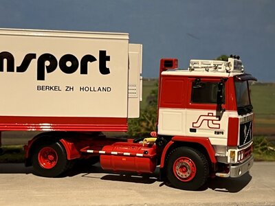 WSI WSI Volvo F12  4x2 met 3-as classic koeloplegger STRAVER