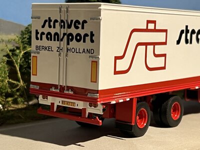 WSI WSI Volvo F12  4x2 met 3-as classic koeloplegger STRAVER