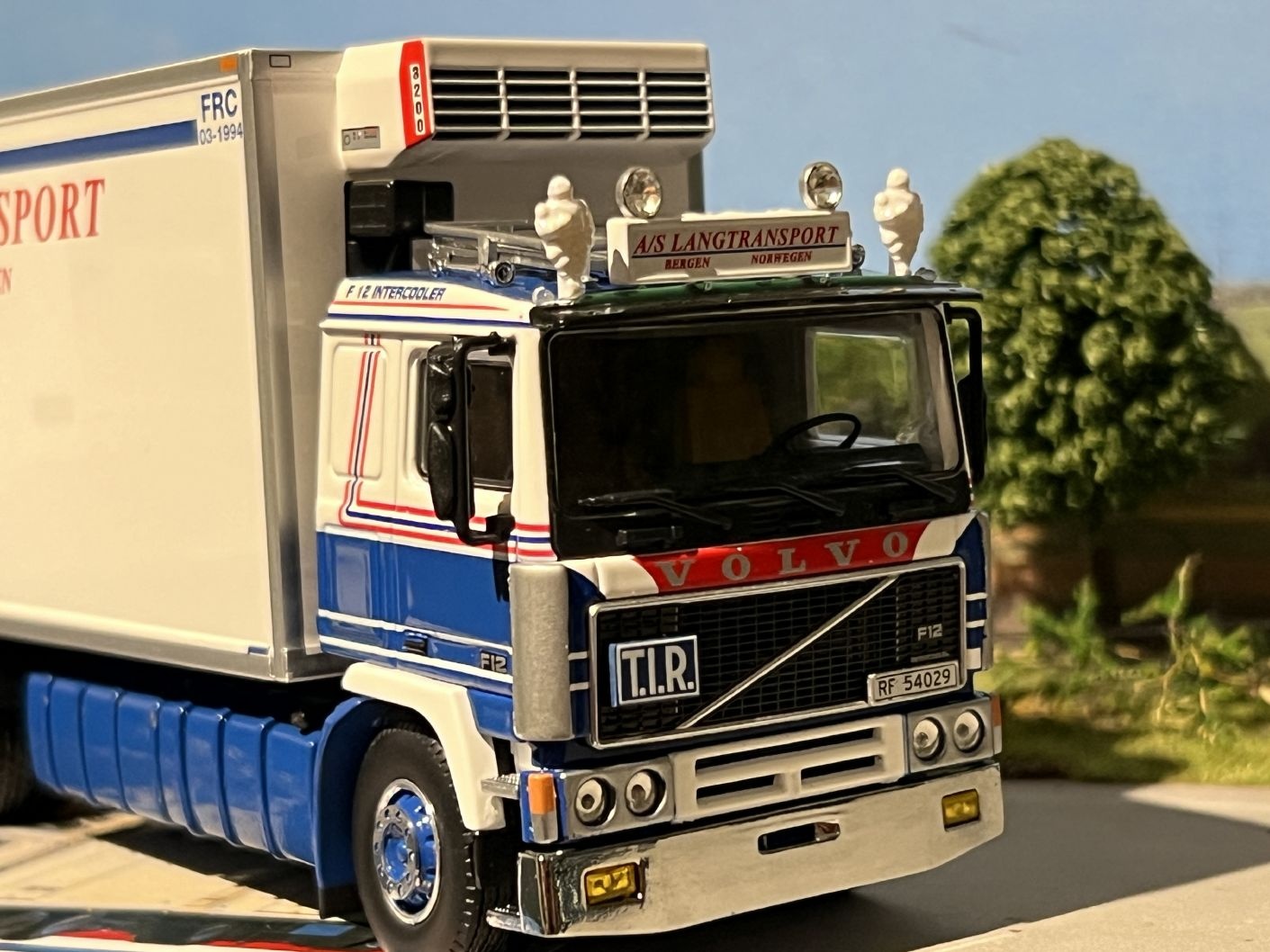 Tekno Volvo F12 motorwagen met 3-as aanhanger Lang Transport