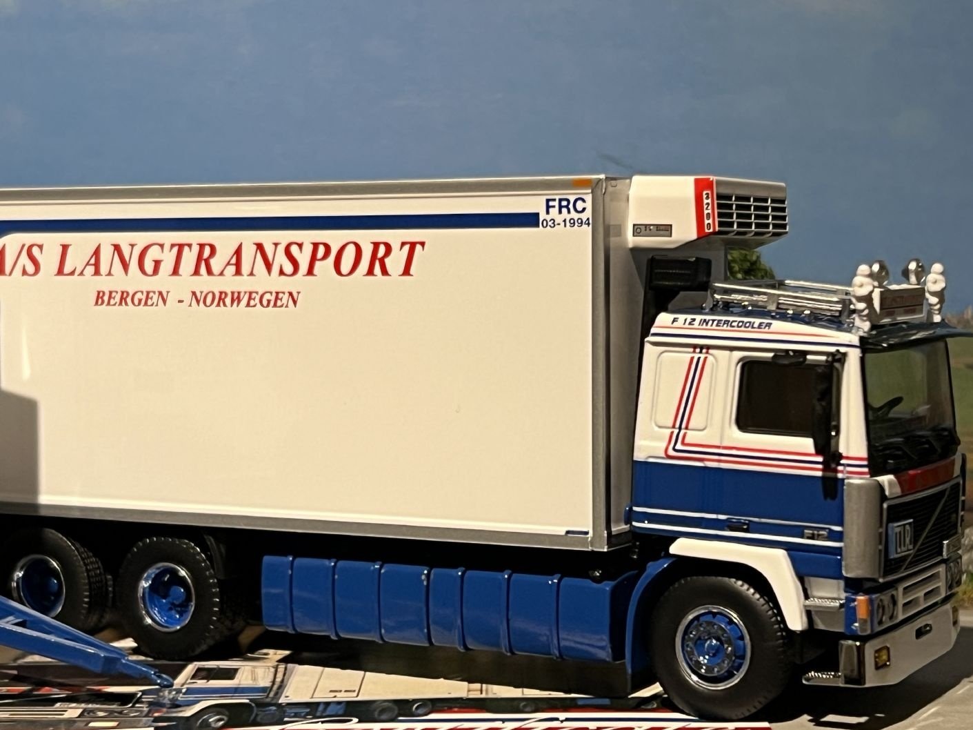 Tekno Volvo F12 motorwagen met 3-as aanhanger Lang Transport