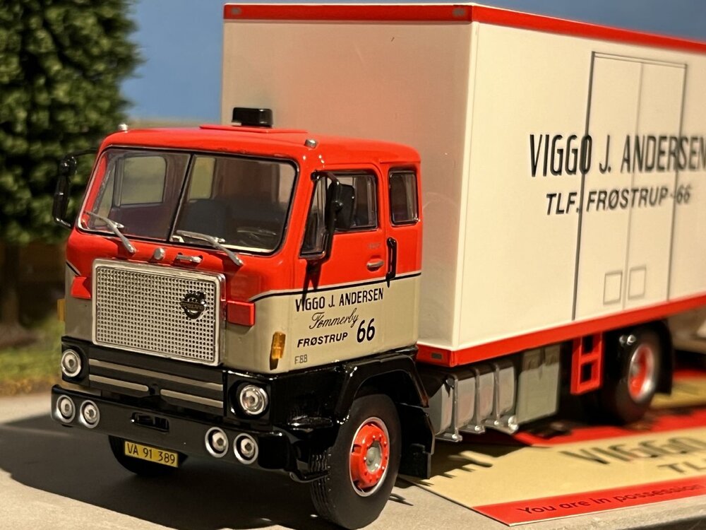 Tekno Volvo F88 motorwagen met 2-assige aanhanger Viggo Andersen
