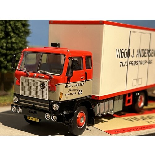 Tekno Volvo F88 motorwagen met 2-assige aanhanger Viggo Andersen