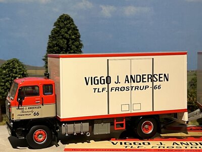 Tekno Volvo F88 motorwagen met 2-assige aanhanger Viggo Andersen